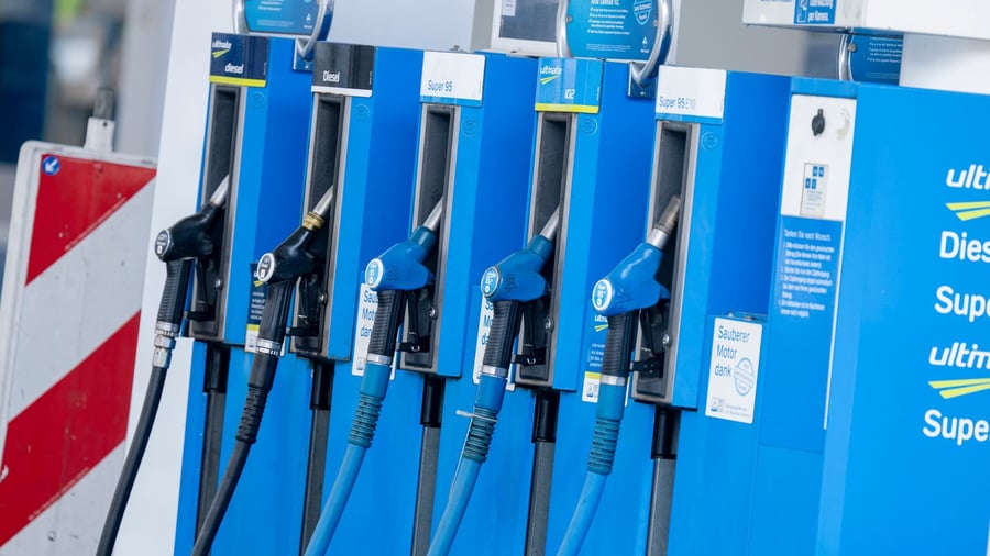 Spritpreise: Bundestag beschließt Tankrabatt