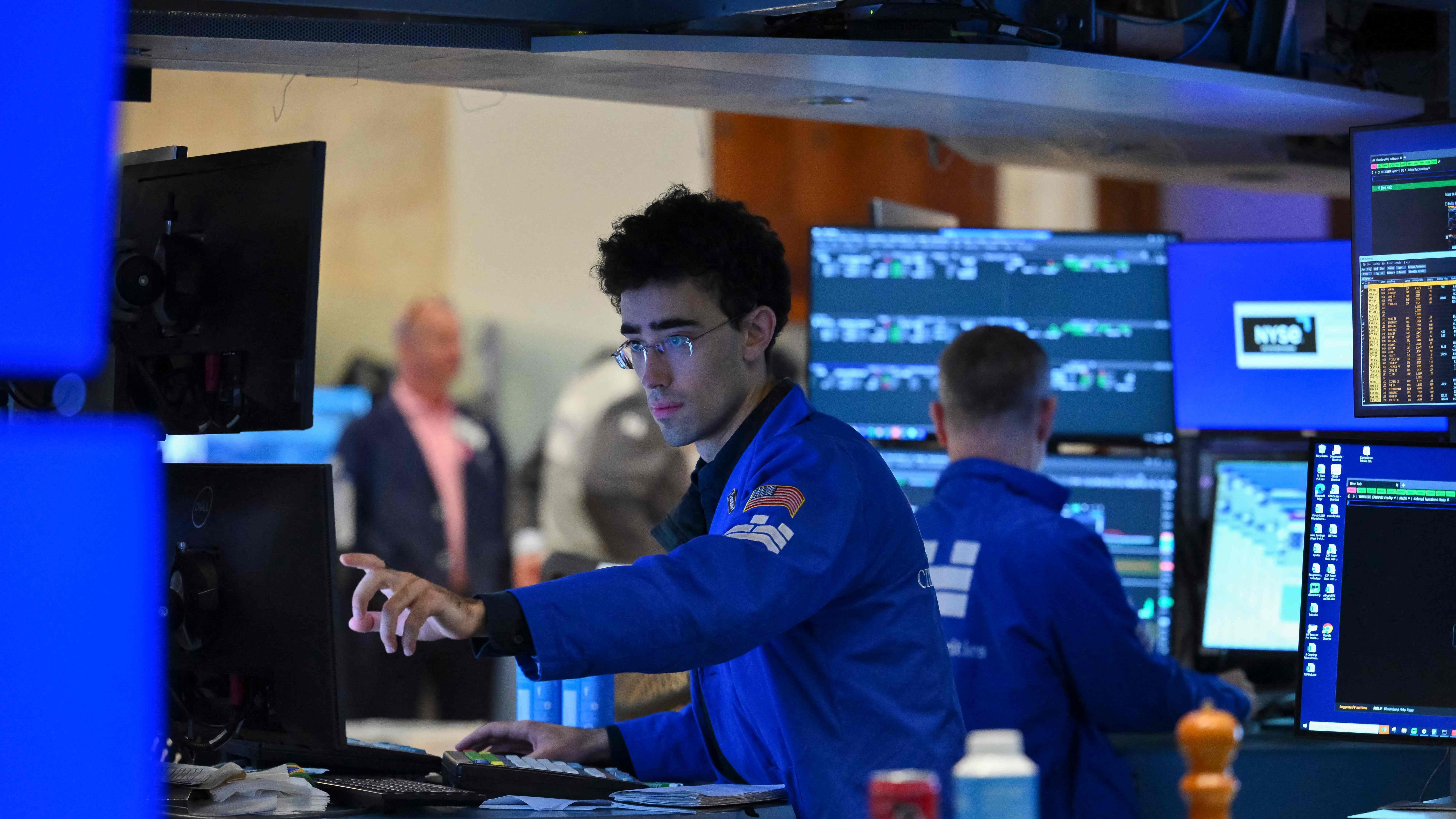 Stocks stay near record highs as bond yields rise