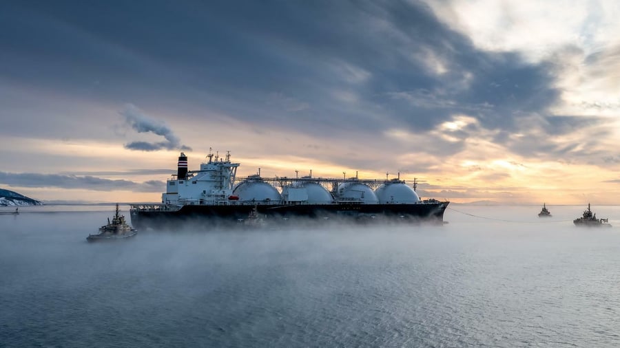 Танкер СПГ перевозит сжиженный природный газ