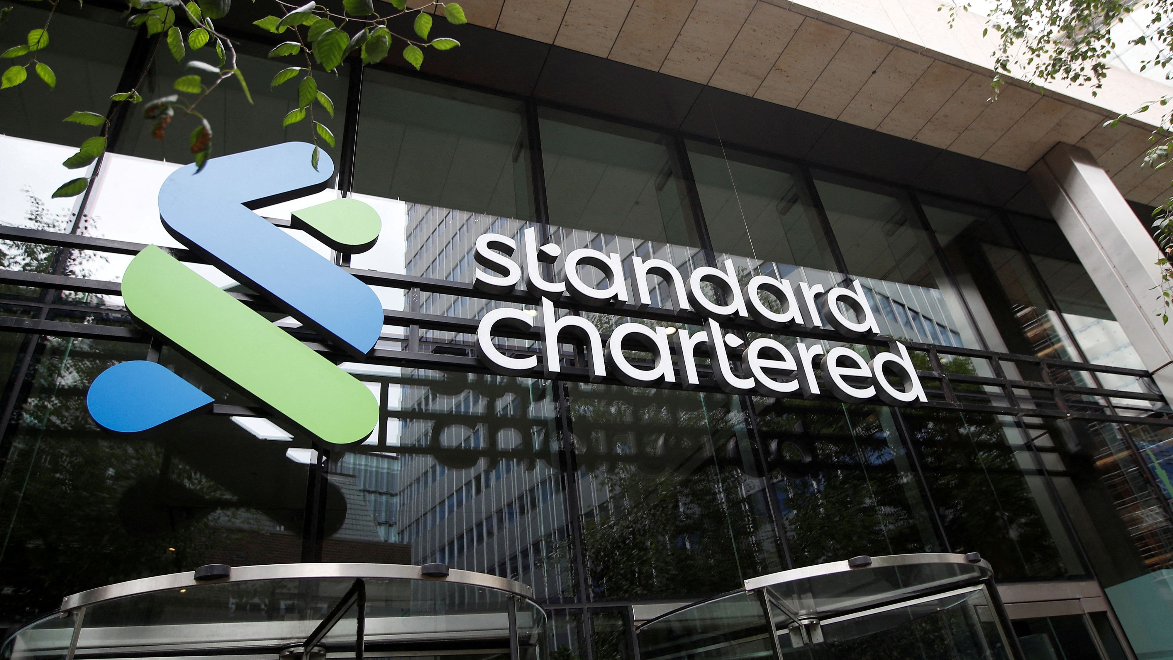 Bank: Standard Chartered streicht 7000 Stellen und setzt auf KI