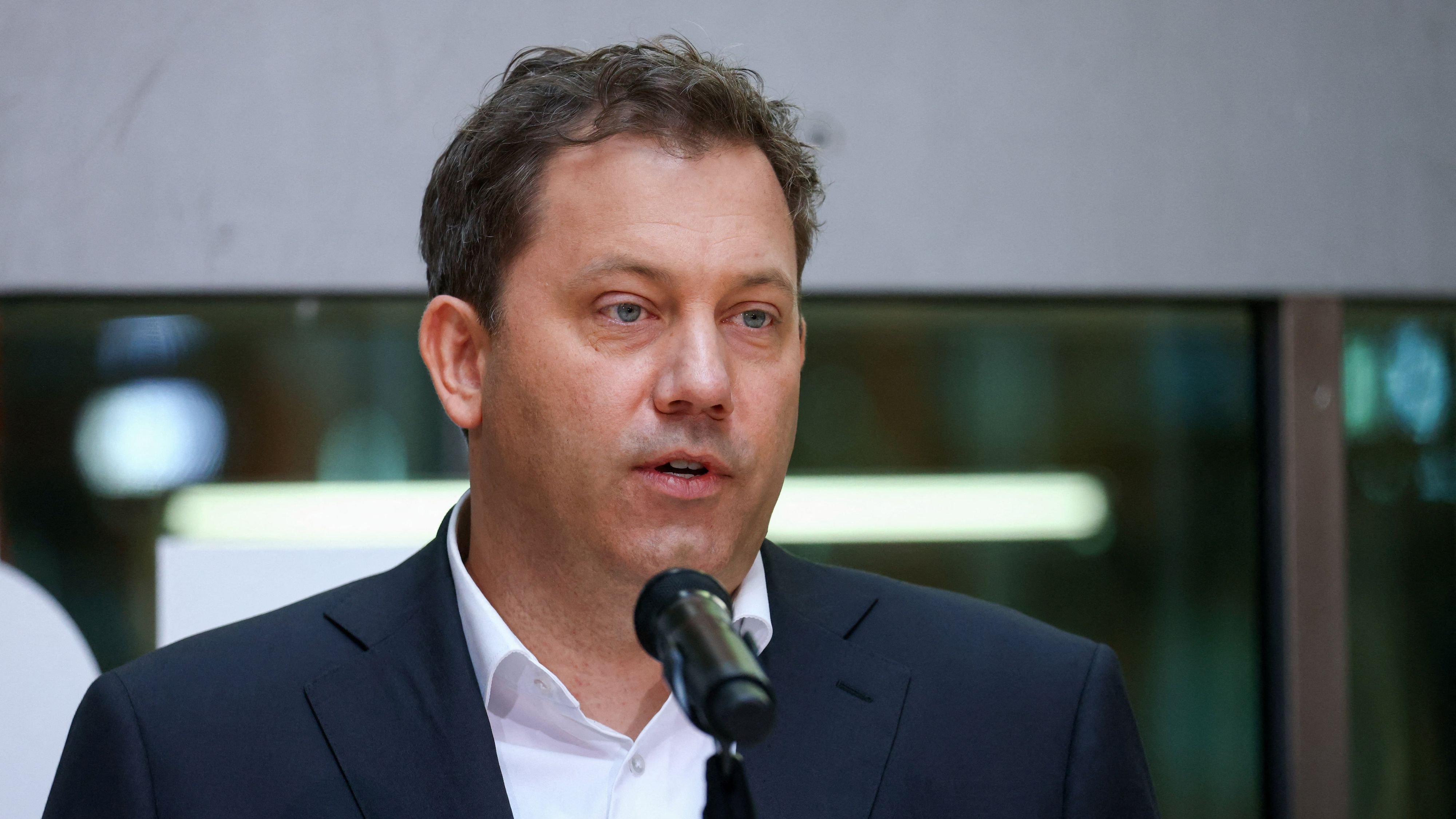 Spritpreise: Klingbeil will Pr&uuml;fung von &Uuml;bergewinnsteuer auf EU-Ebene