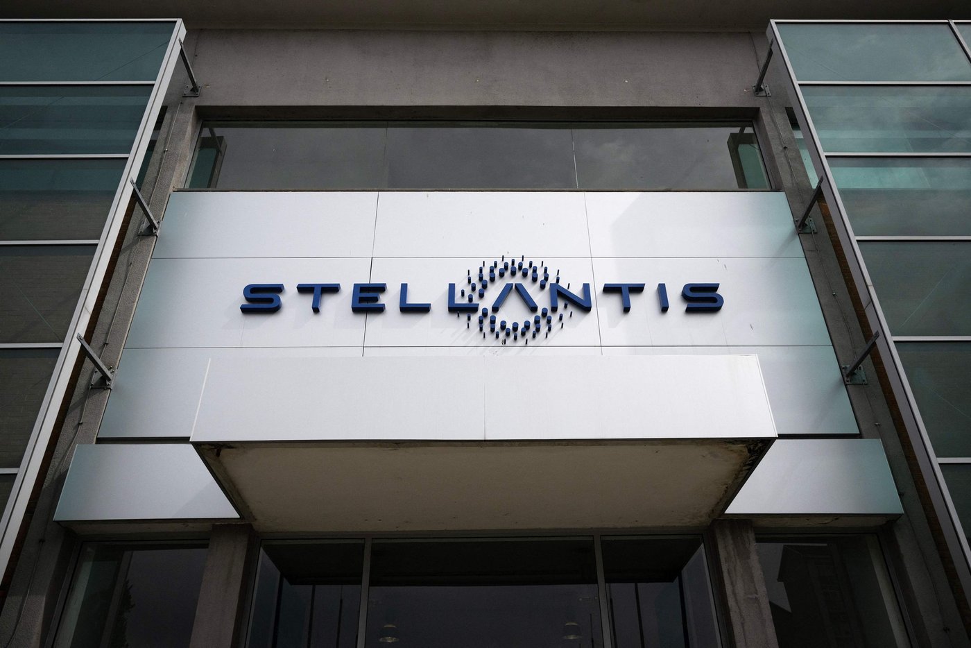 Auto industry: Opel parent Stellantis expects improvement in second half ...