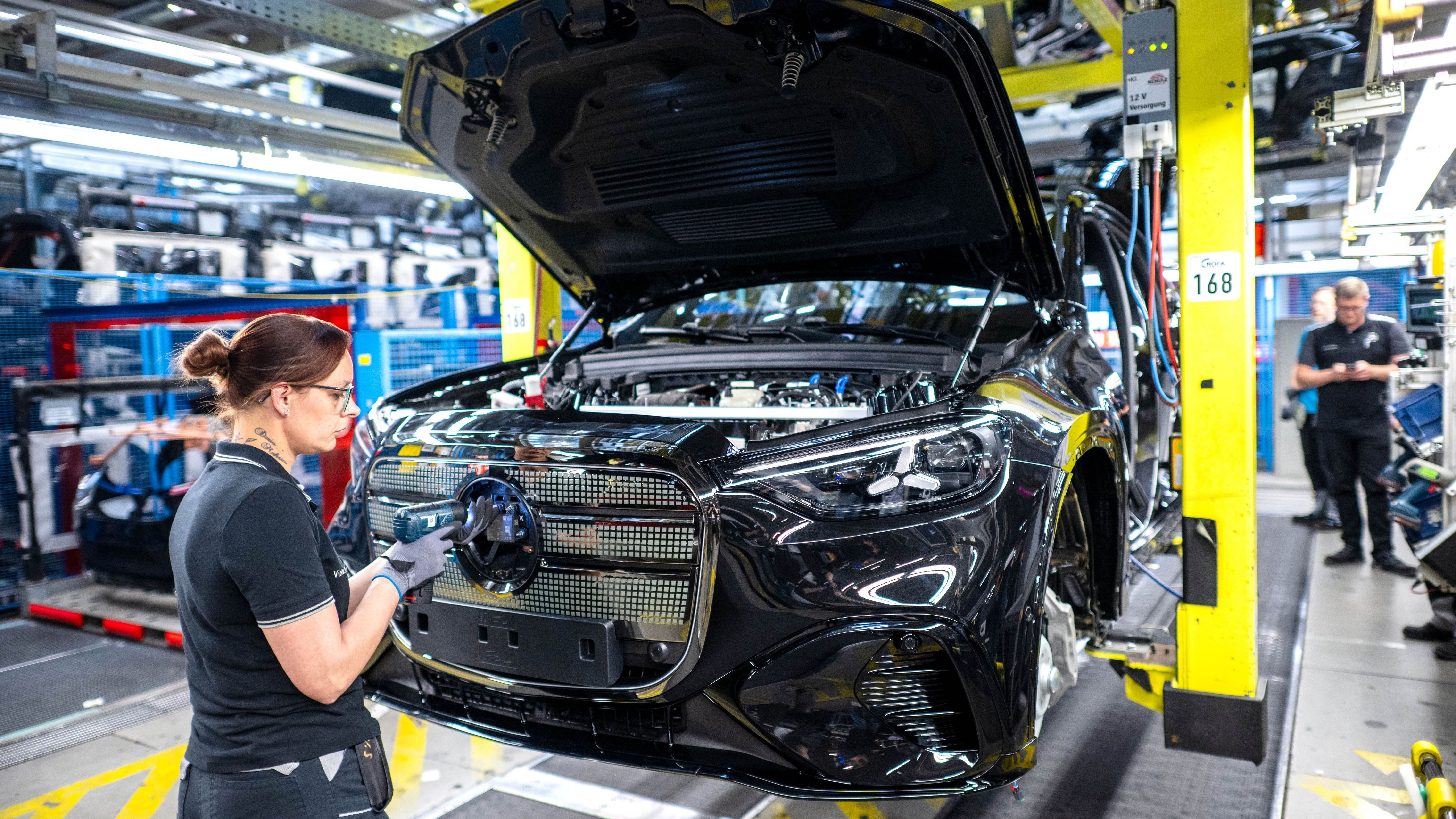 Car manufacturer: Production of Mercedes' crucial model stalls