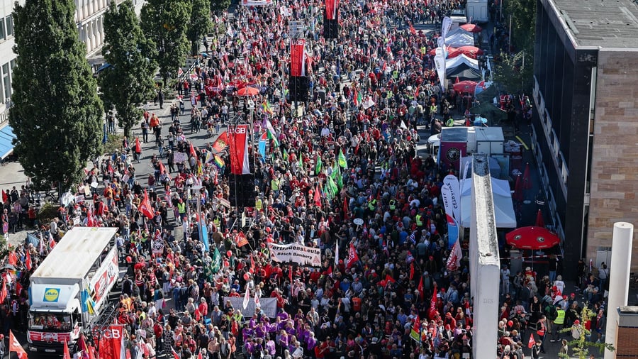 Demonstrationen: Massenproteste gegen Sozialabbau