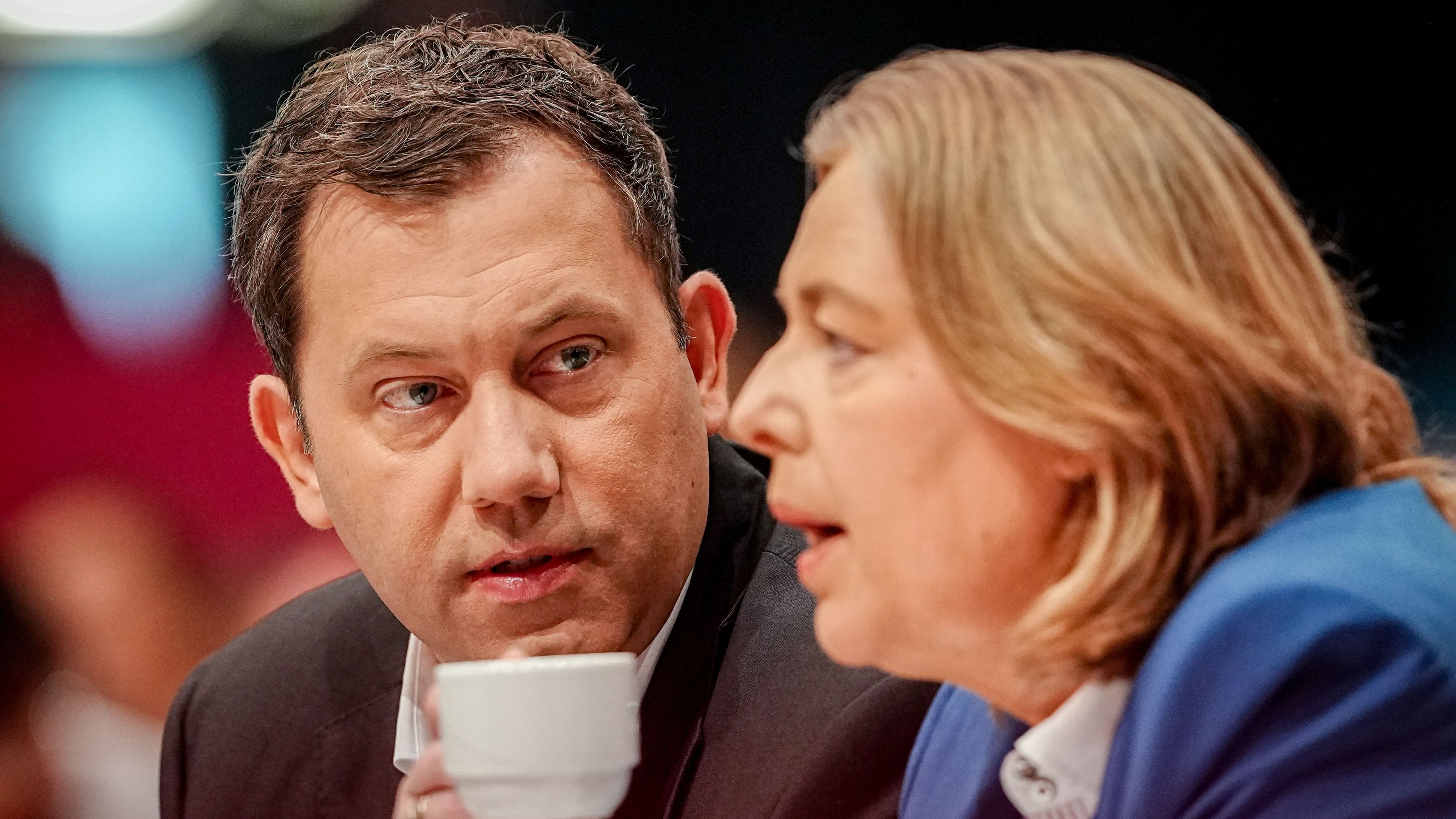 SPD: Support is crumbling - | Is the SPD facing a revolt?