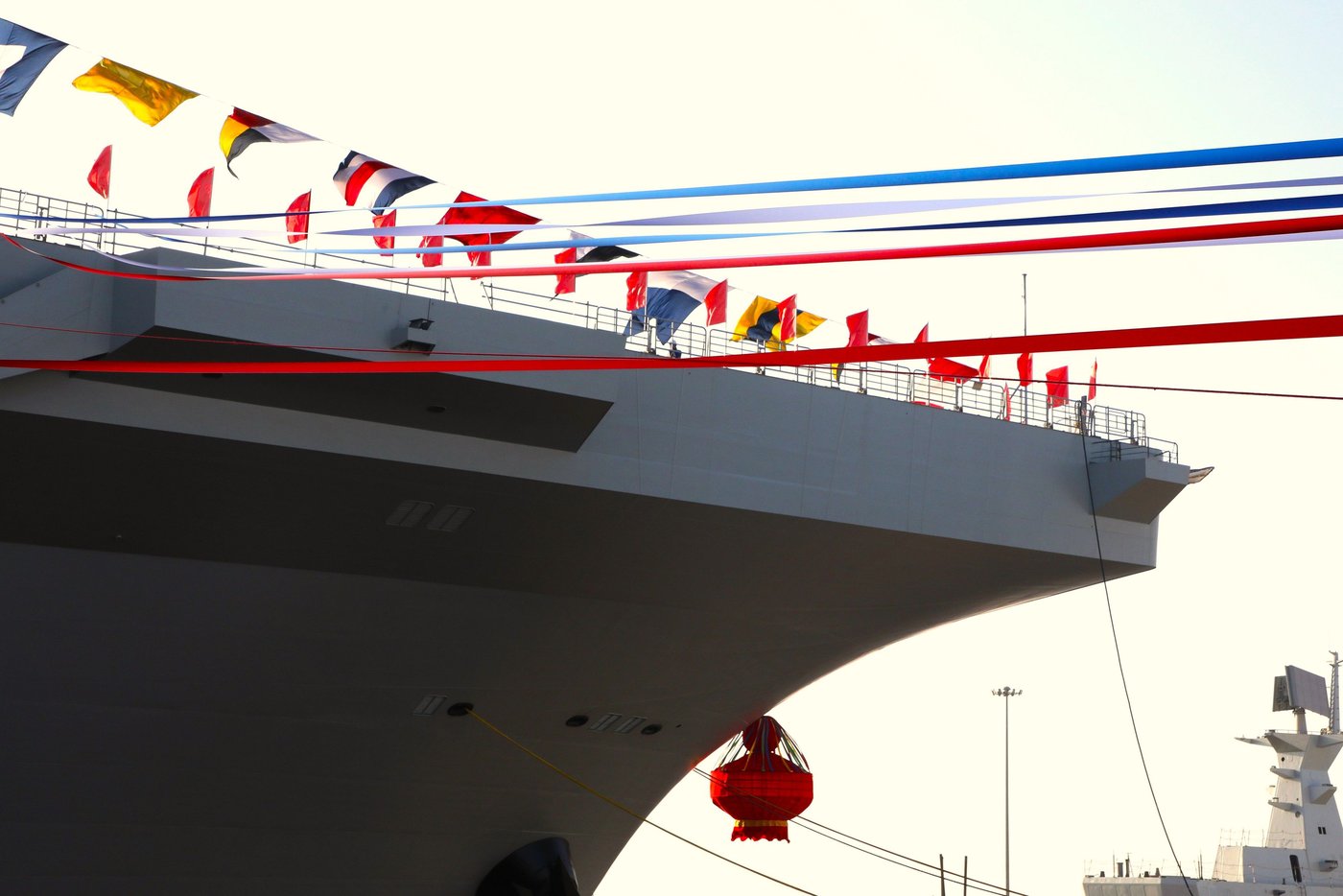 „Sichuan“ China stellt neues amphibisches Kriegsschiff vor