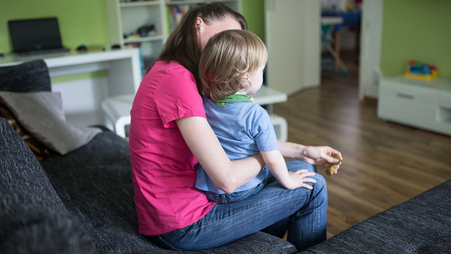 Arbeitsmarkt: Mütter von Kleinkindern sind seltener erwerbstätig als Väter