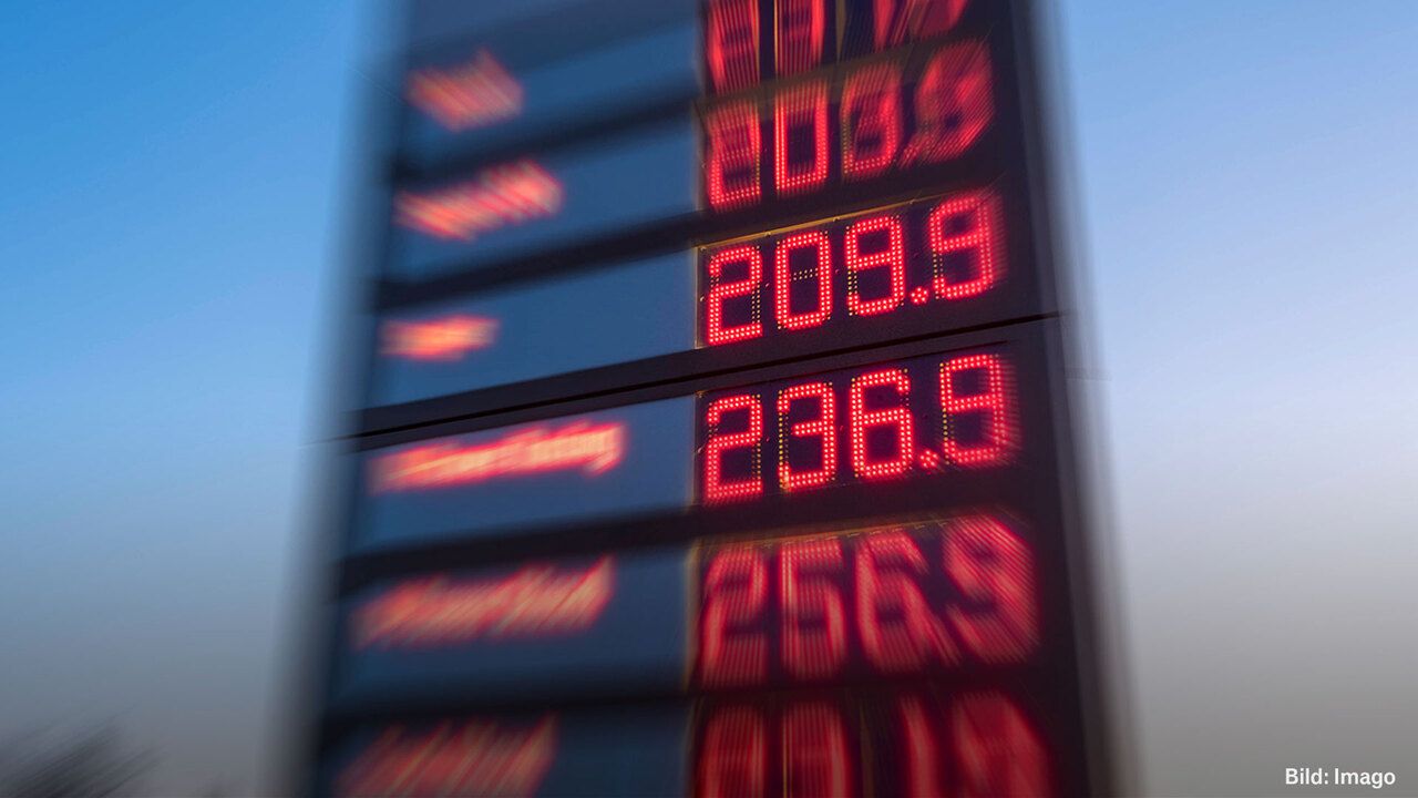 Neue Tankstellenregel f&uuml;hrt zu Preissprung an den Zapfs&auml;ulen