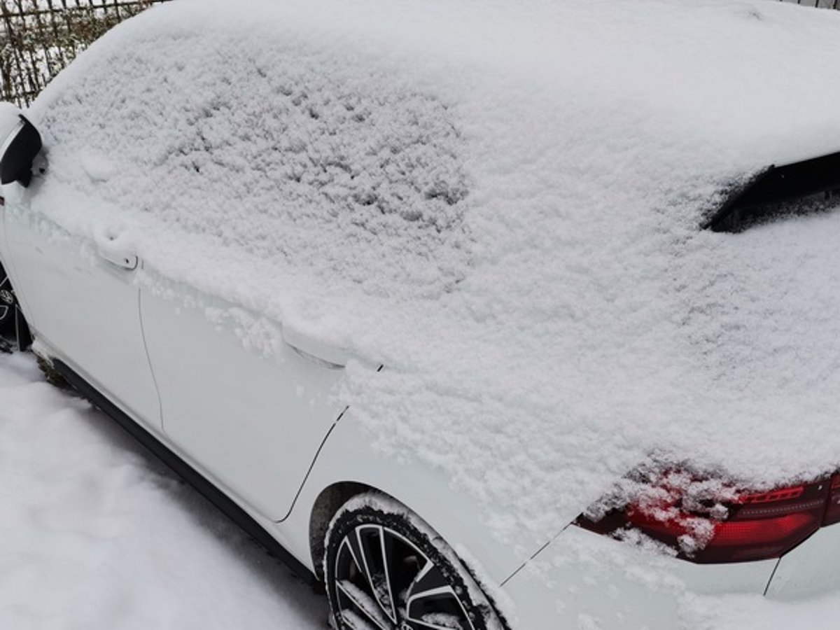 Enteisen, Auto vom Schnee befreien