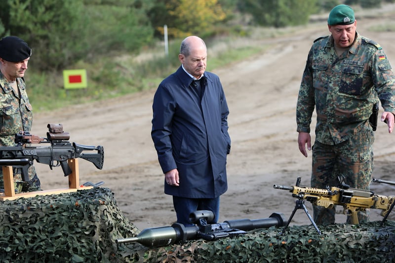 Bundeswehr: Beschaffung von Ausrüstung und Waffen trotz Sondervermögen zu  langsam