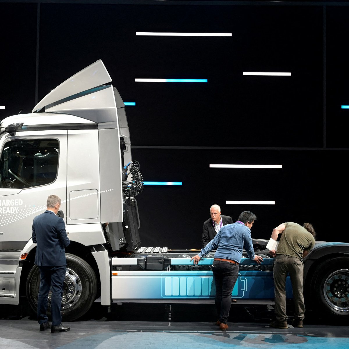 Daimler Truck: Lkw-Konzern lockt mit neuer Technik und höherer