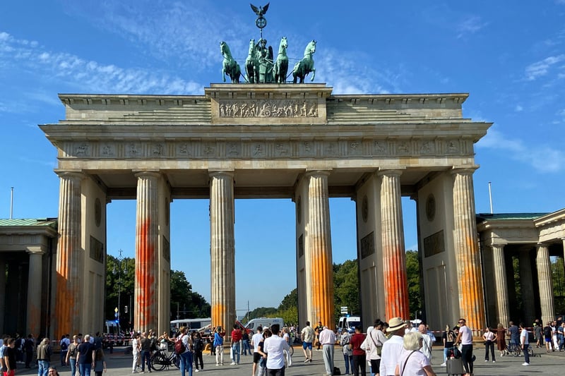 Brandenburger Tor mit oranger Farbe besprüht