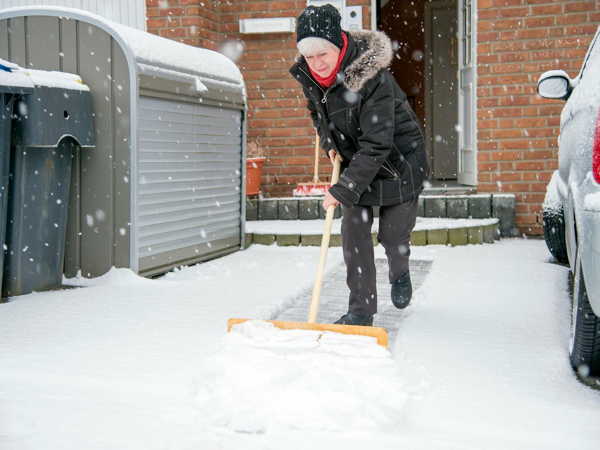 Winterdienst: Wann Hausbesitzer und Mieter Schnee schippen müssen