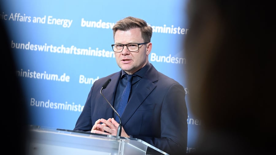 Verkehrspolitik: Bundestag beschließt schärfere Klimavorgaben für Kraftstoffanbieter