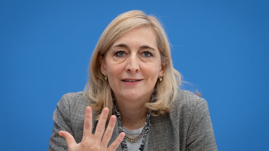 Pflegeversicherung : Warken: Wirkungen der Pflegeleistungen überprüfen