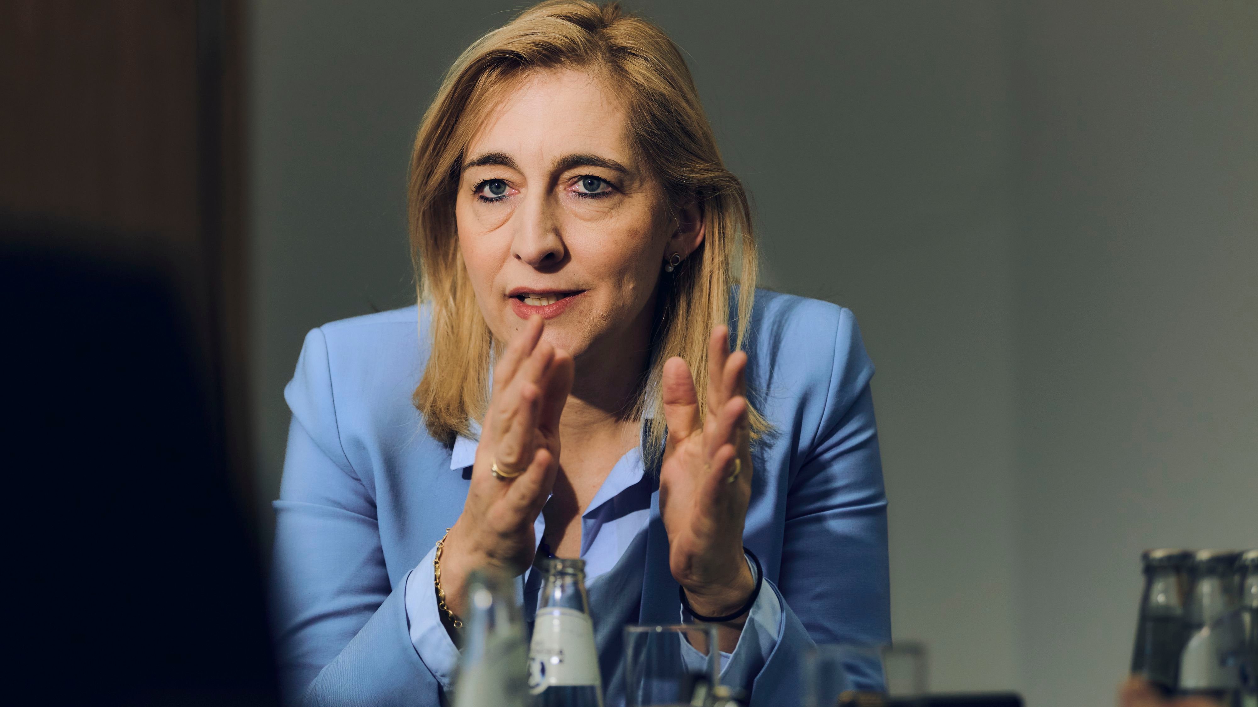 Health insurance companies: Health Minister Warken considers new fee for ...