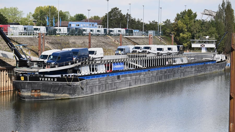 Niedrigwasser: Nach Sandbank-Malheur: Frachtschiff schafft es auf den Rhein