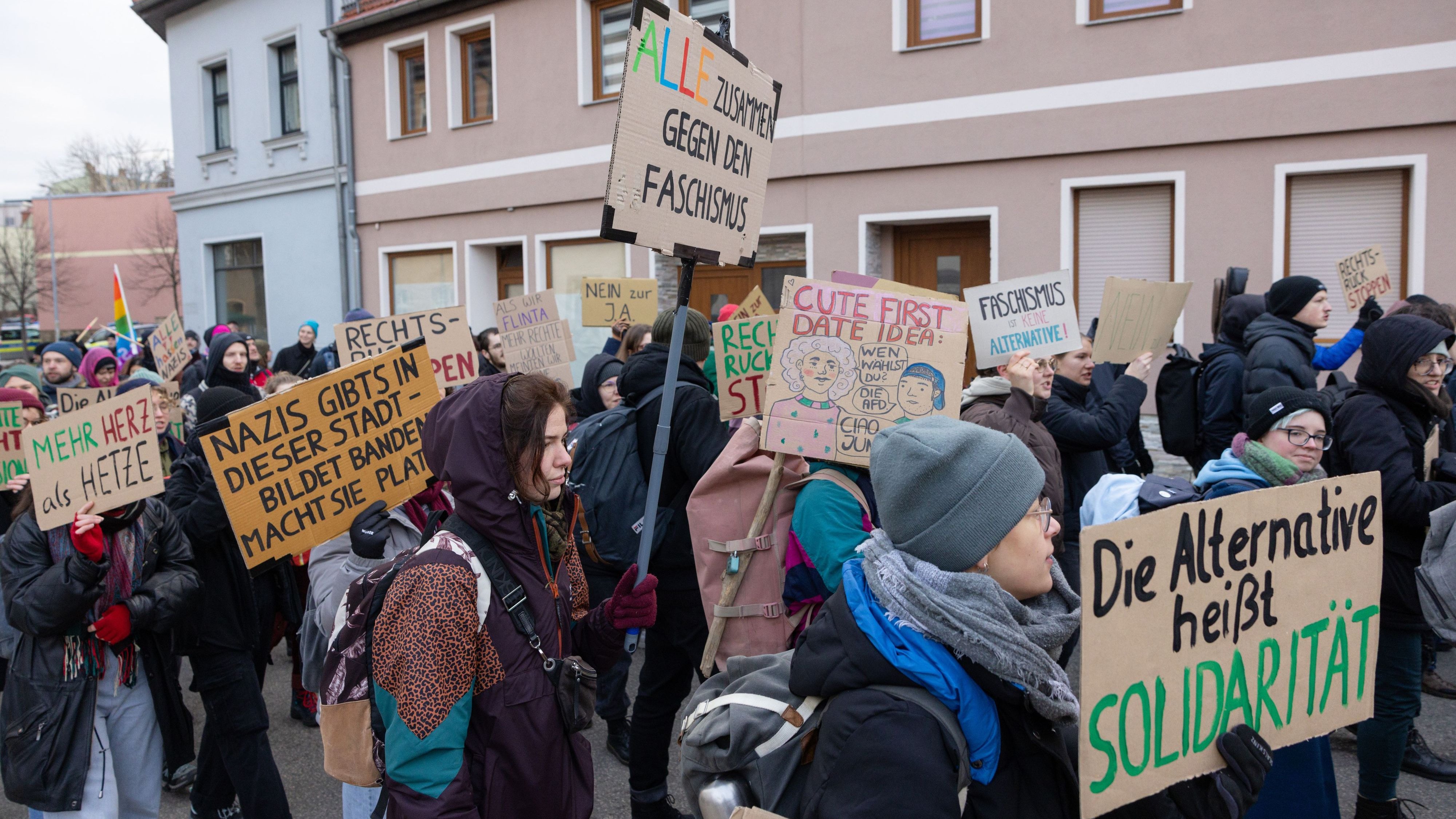 AfD-Nachwuchsorganisation: Hunderte protestieren gegen Kongress der ...