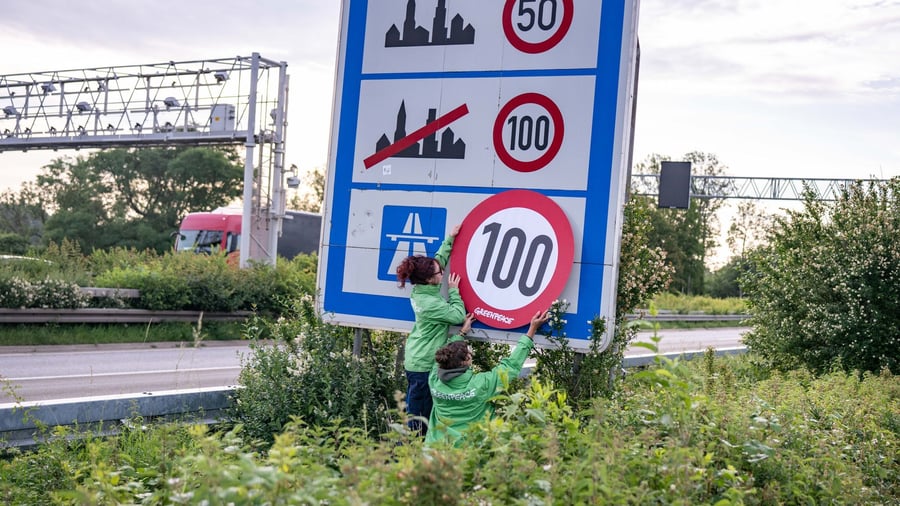 Klimaschutz-Aktion: Greenpeace bringt Tempo-100-Schilder an 