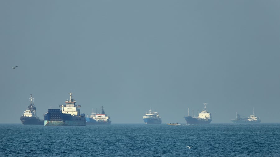 +++ Iran-Krieg +++: USA und Iran beschießen sich in Straße von Hormus