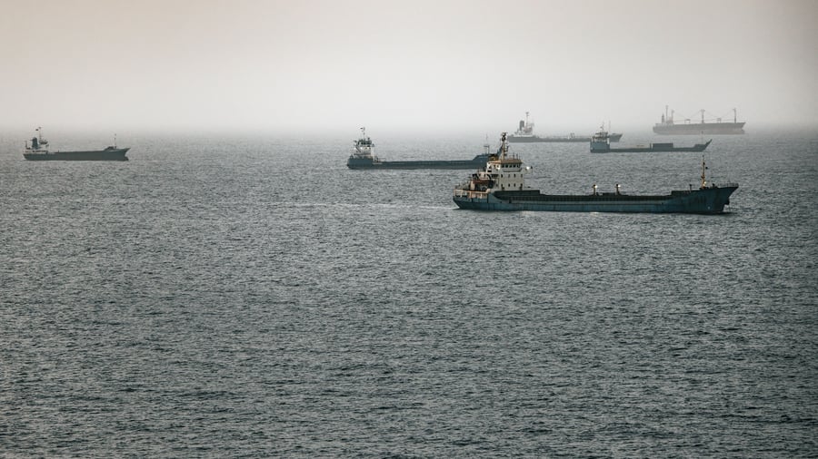 Iran greift offenbar Frachtschiff an – UN-Organisation stoppt Evakuierungen in Straße von Hormus