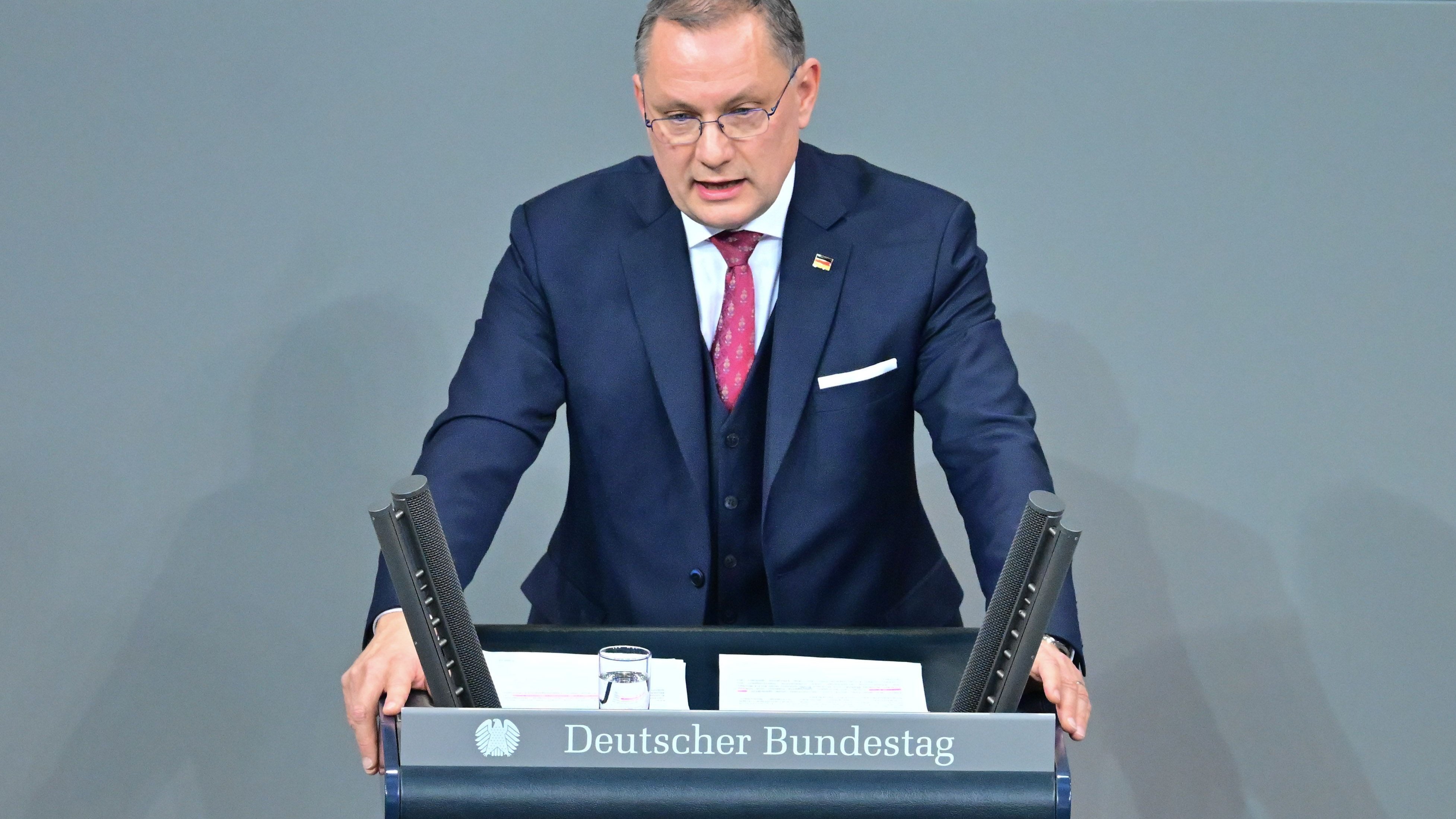 Bundesregierung: AfD-Chef Chrupalla beschäftigt Ehefrau eines Parteikollegen