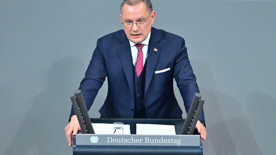 +++ Bundesregierung +++: AfD-Chef Chrupalla beschäftigt Ehefrau eines Parteikollegen