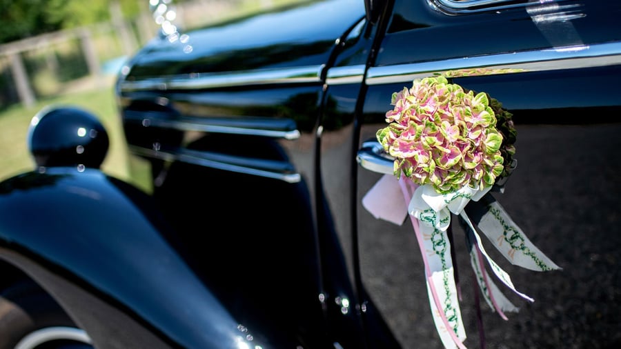 Displays und Sprachsteuerung: Hochzeitsauto von Freunden leihen: Worauf Sie achten sollten
