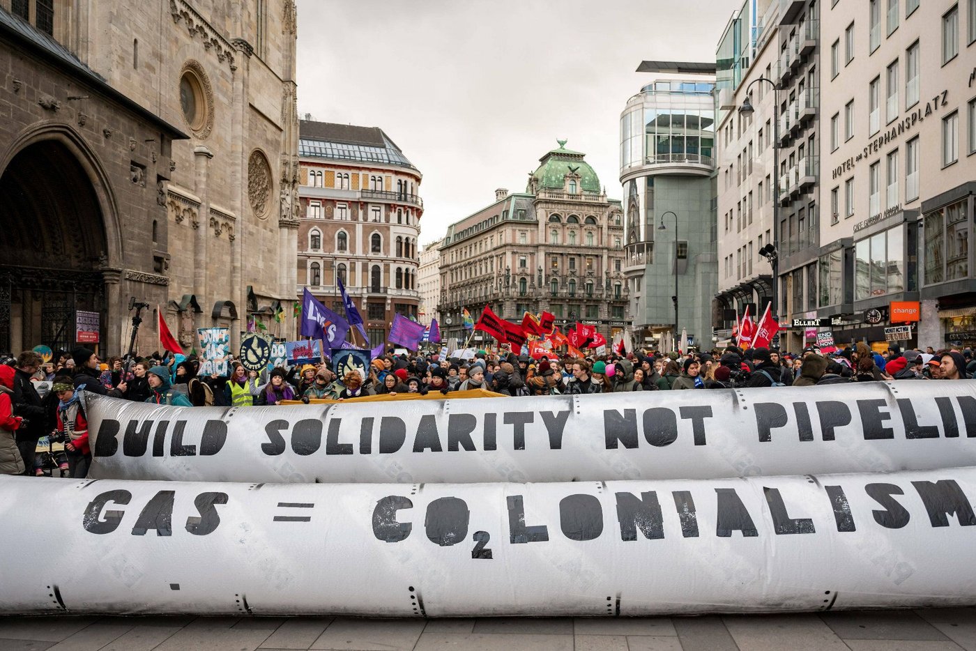 Klimaaktivisten protestieren bei OMV-Hauptversammlung