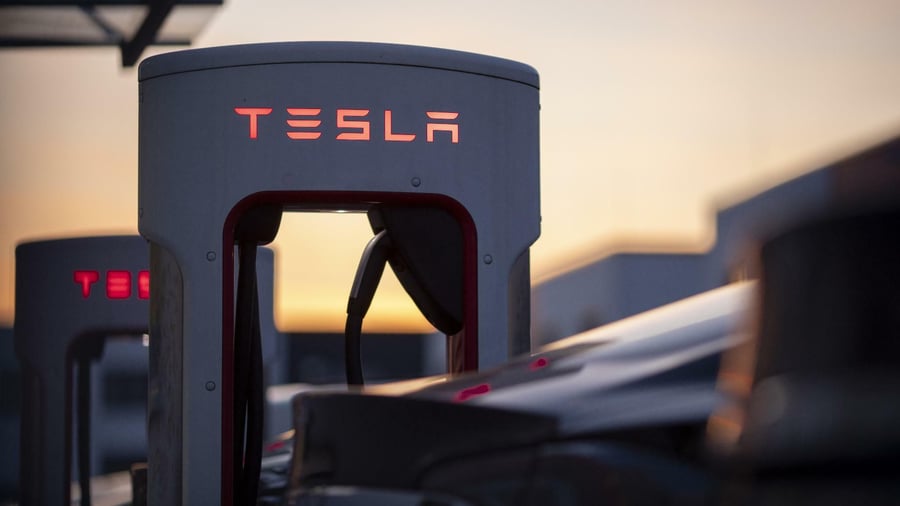 Elektromobilität: Cyberrisiko Ladeinfrastruktur: Forscher hacken Tesla-Wallbox in 45 Sekunden
