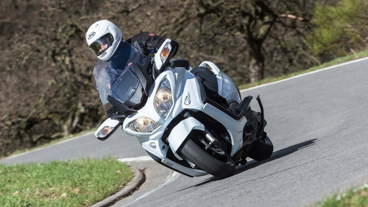 Suzuki Burgman 650 Executive Das Barock Sofa unter den Maxi Scootern