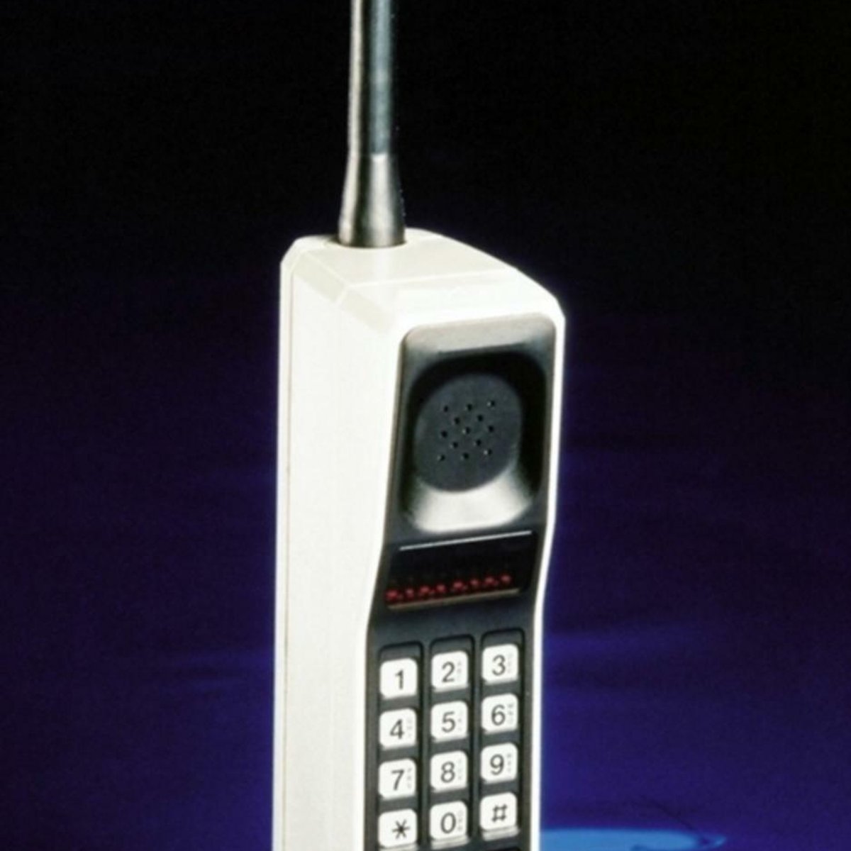 Мобильный телефон а 40. Motorola DYNATAC 8000x 1983 год. Motorola DYNATAC 8000x, 1984. Моторола DYNATAC 8800x. Motorola DYNATAC 8000x батарея.