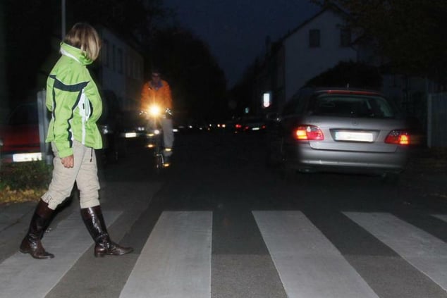 Ratgeber: Fußgänger im Herbst : Richtige Kleidung kann Leben retten - FOCUS  online