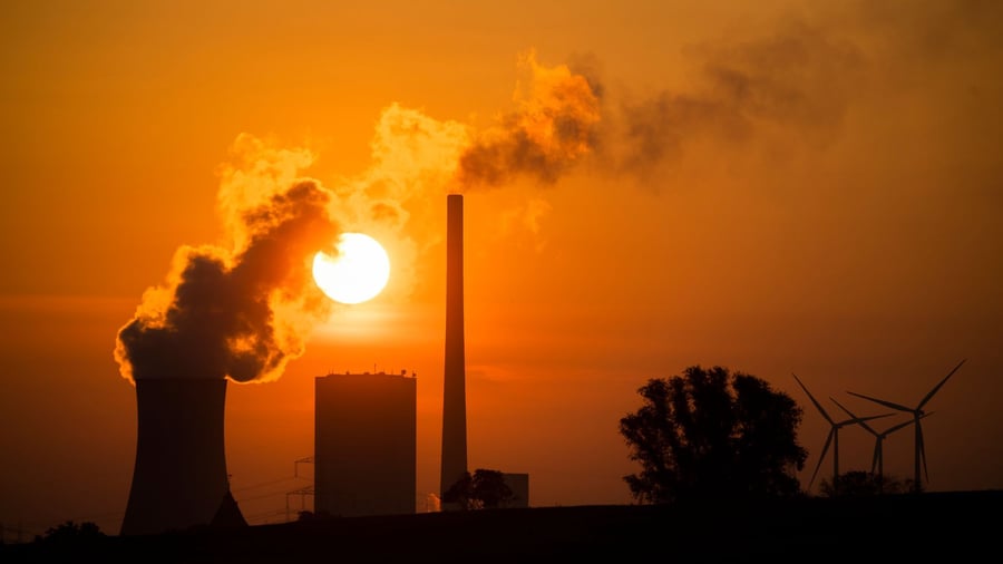 Record carbon rise threatens warming