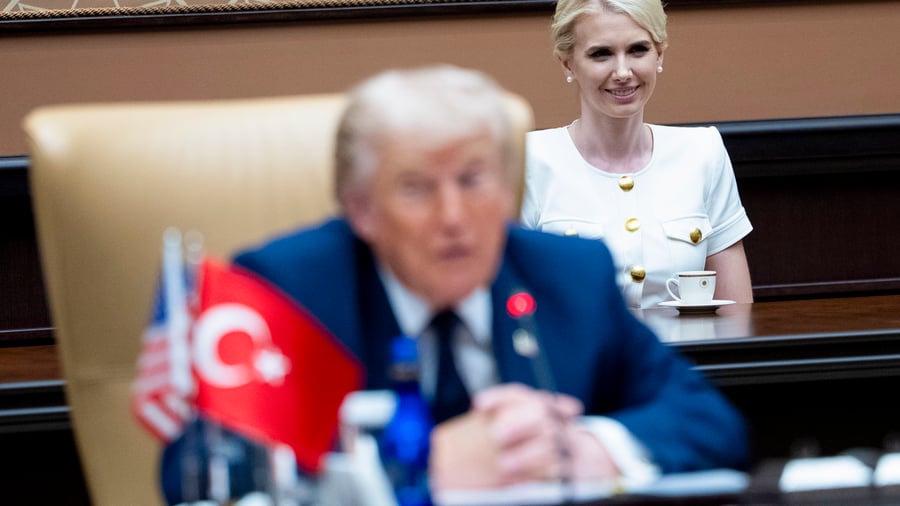 Natalie Harp: Wer ist die Frau, die Trump auf Schritt und Tritt folgt?