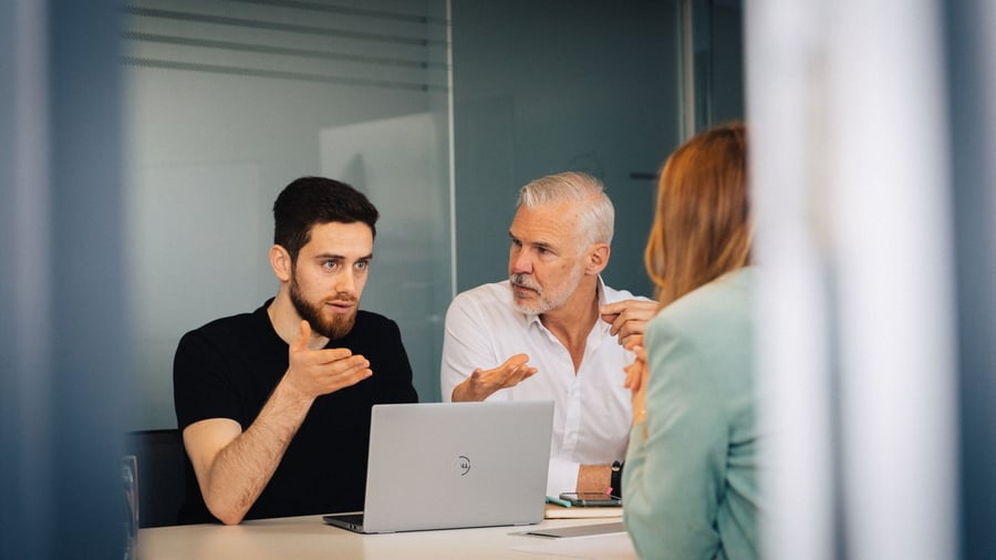 Authentisch vs. professionell: Bühne oder unverstellt: Wie viel Ich verträgt der Job?