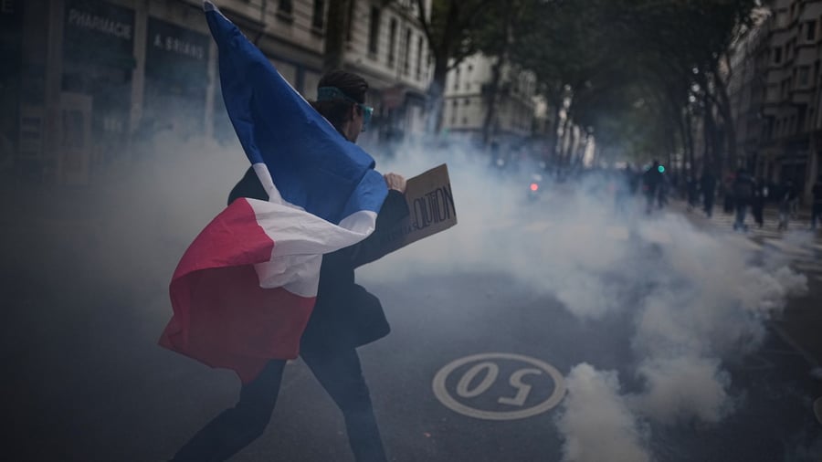 Einsatz von Tränengas: 410.000 Menschen nehmen an Protesten in Frankreich teil