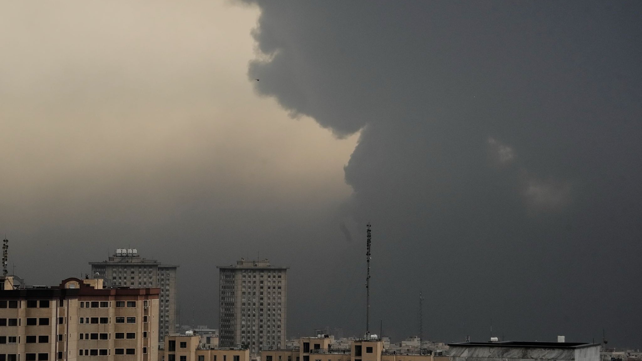 Iran-Krieg: Angriffe verdunkeln Teheran - Chamenei-Nachfolge soll stehen