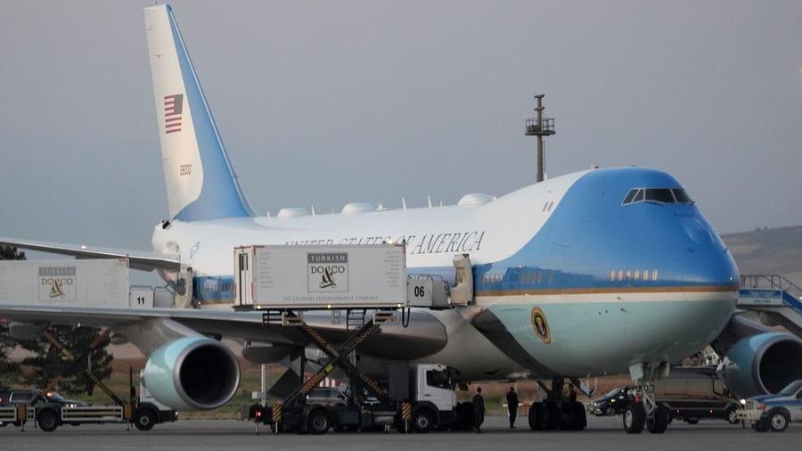 Sicherheit des US-Präsidenten: Bericht: Trump heimlich im Catering-Wagen aus Jet geschleust