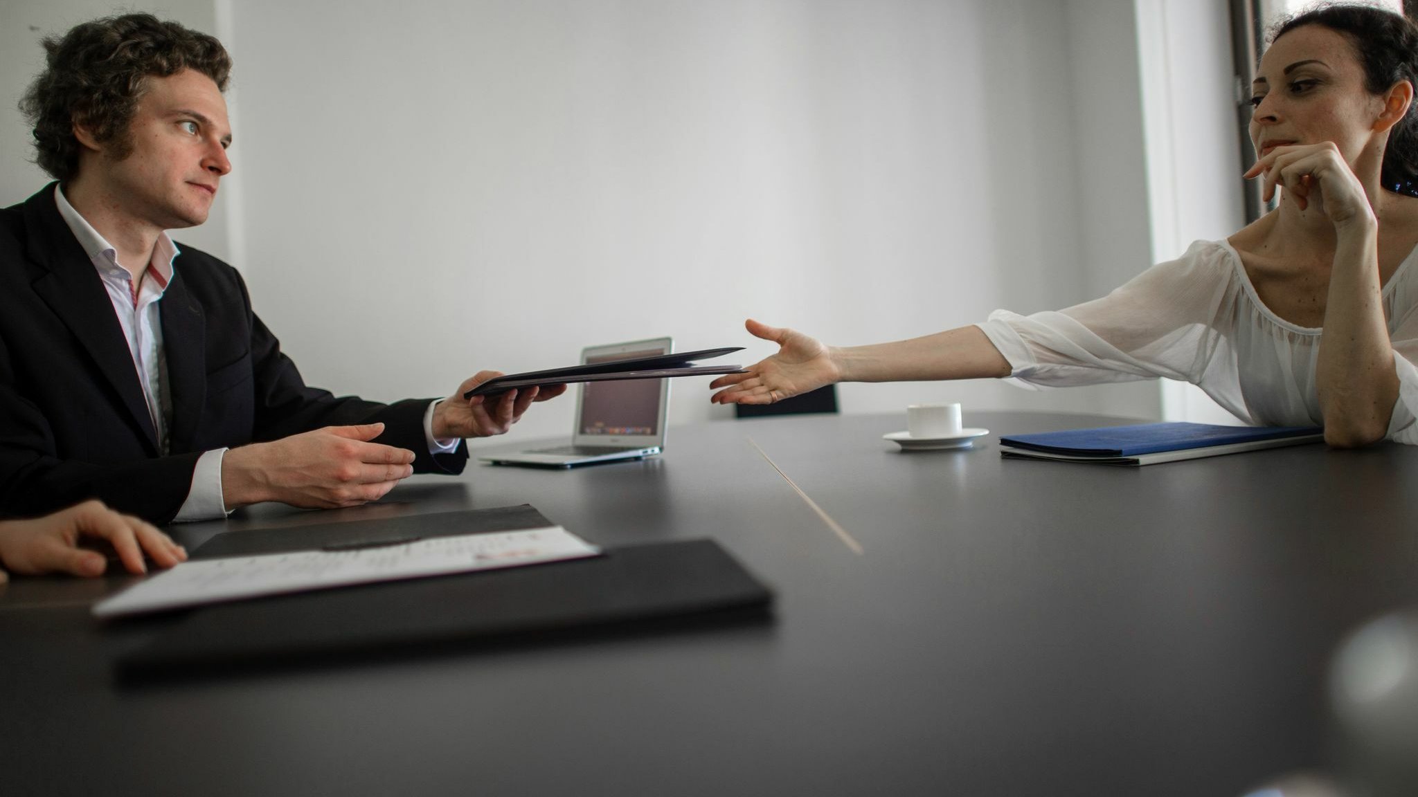 Experte entlarvt Mythen: Lügen: Was im Job-Interview verdächtig wirkt ...