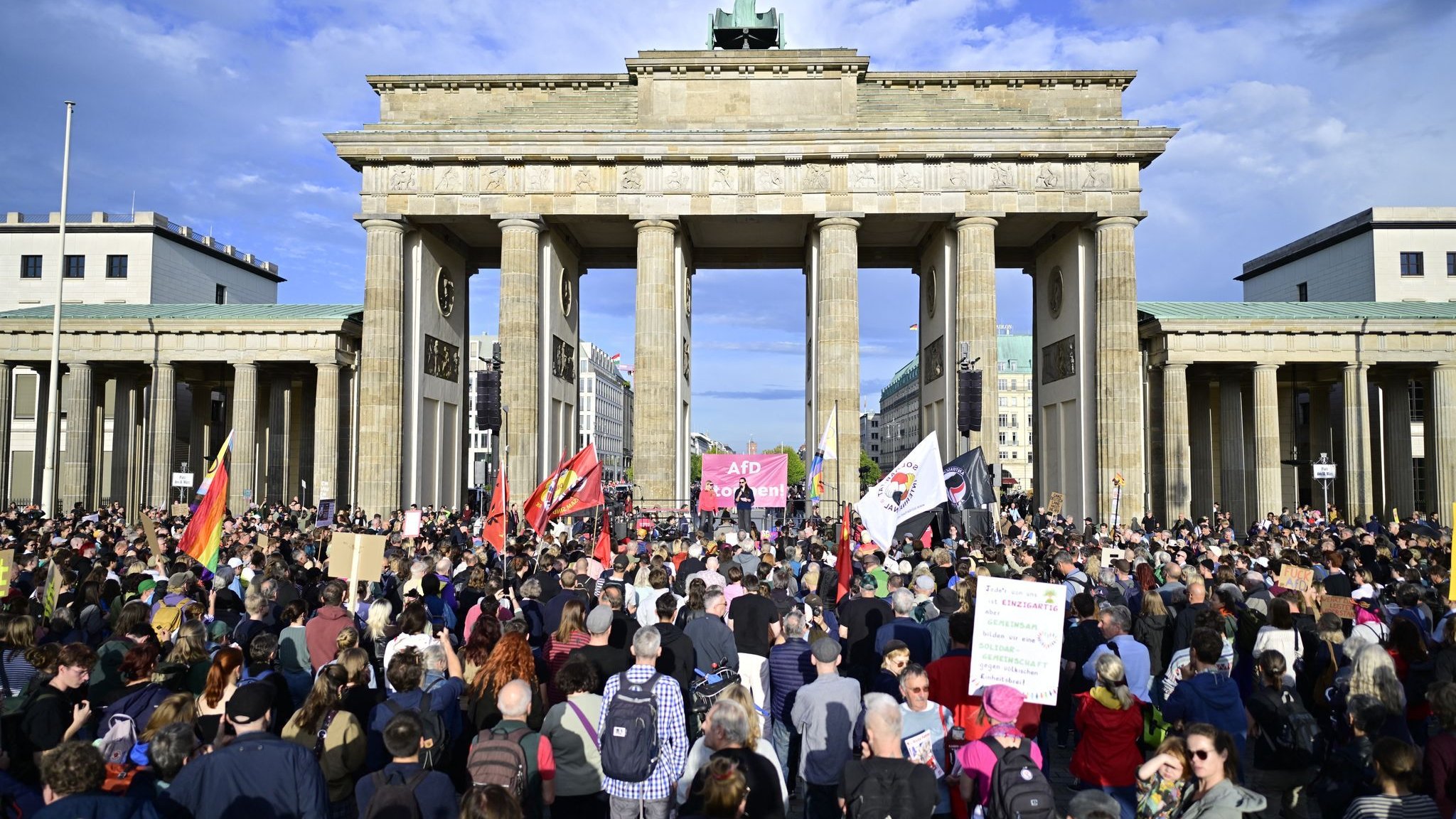 Nach Wahl in Sachsen-Anhalt: Tausende protestieren gegen die AfD