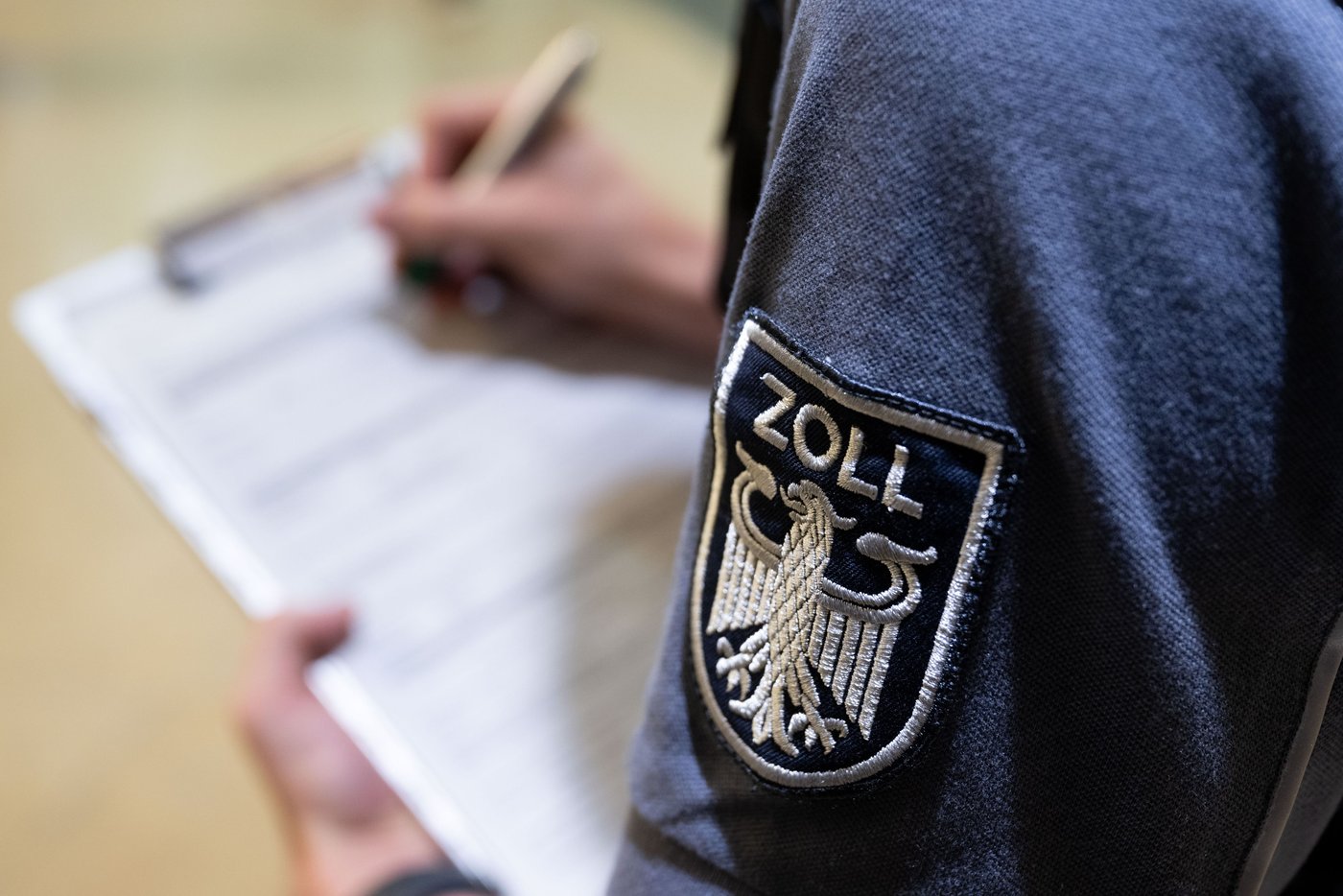 Was Verdient Man Als Zollbeamter Quereinstieg und Gehalt: So gelingt die Karriere als Beamter