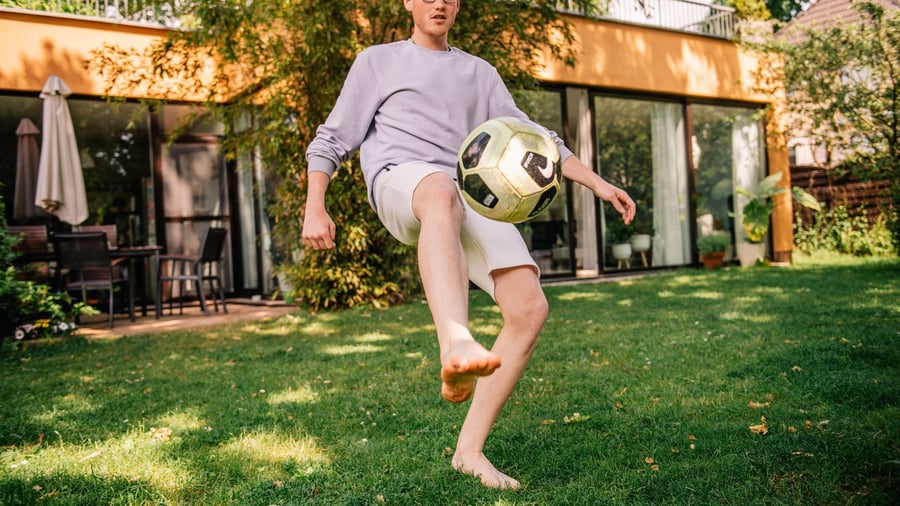 Richtig kicken: So schützen sich Hobby-Fußballer vor Kniever