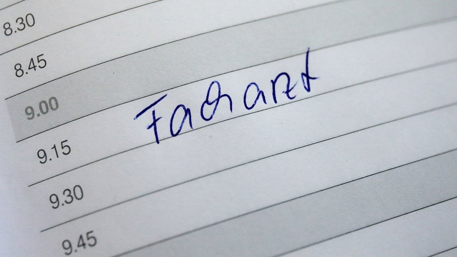 Warten auf den Arzttermin: Kassenarzt-Vorstand: Termingarantie für Facharzt „Bullshit“