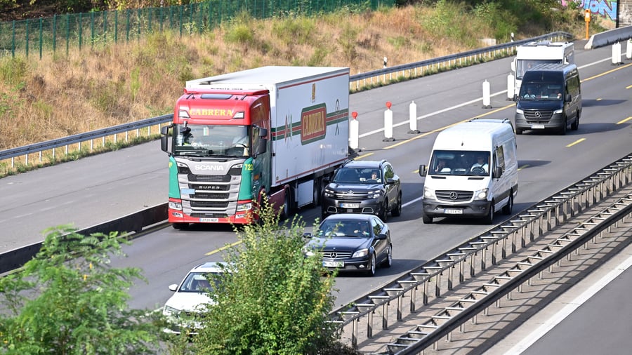 Logistik: Nachfrage nach Lkw-Transporten sinkt trotz Niedrigwasser-Engpass