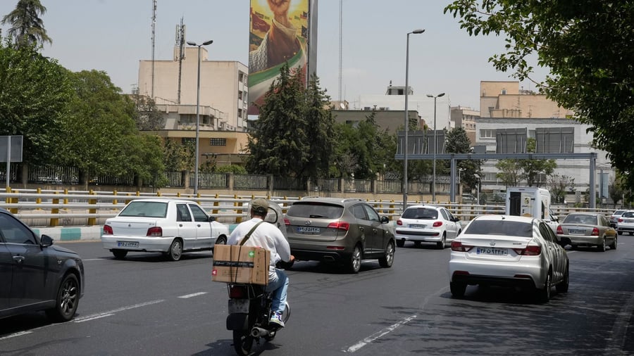 Iran-Krieg: Flugabwehrfeuer in Teheran - Angriffe auf US-Stützpunkte
