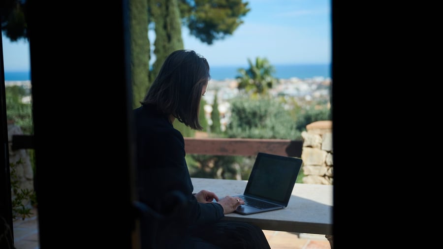 Arbeitswelt: Wer im Urlaub arbeitet, denkt oft auch über Jobwechsel nach