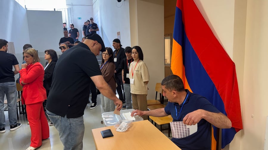 Parlamentswahl: Wahltag in Armenien beginnt mit Festnahmen