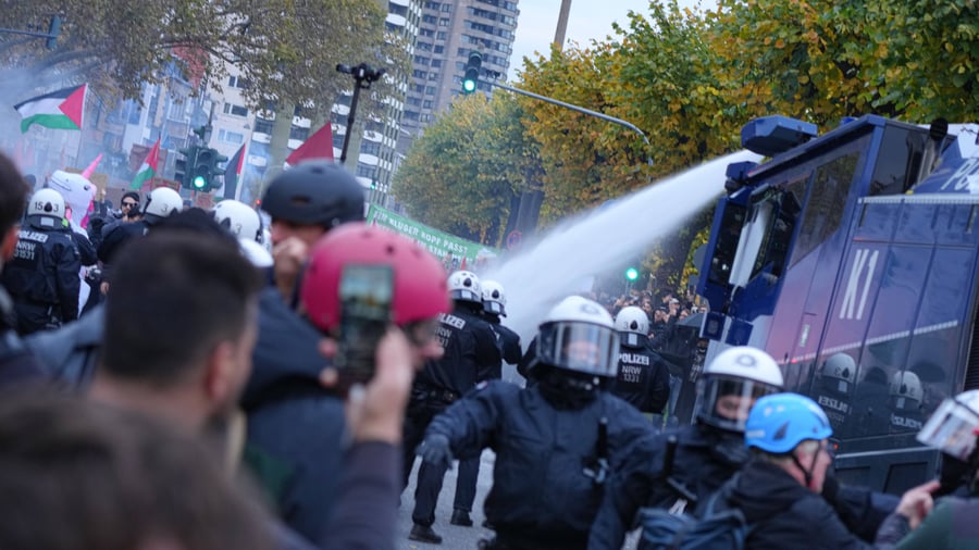 „Gen Z regelt“: Bundesweite Jugendproteste – Kölner Polizei setzt Wasserwerfer am Rand der Demo ein