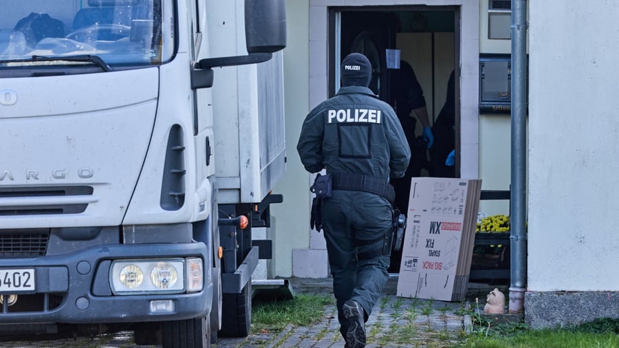 Kampf gegen Rechtsextremismus: Polizeiaktion gegen Nazi-Musik - 33.000 Tonträger gefunden